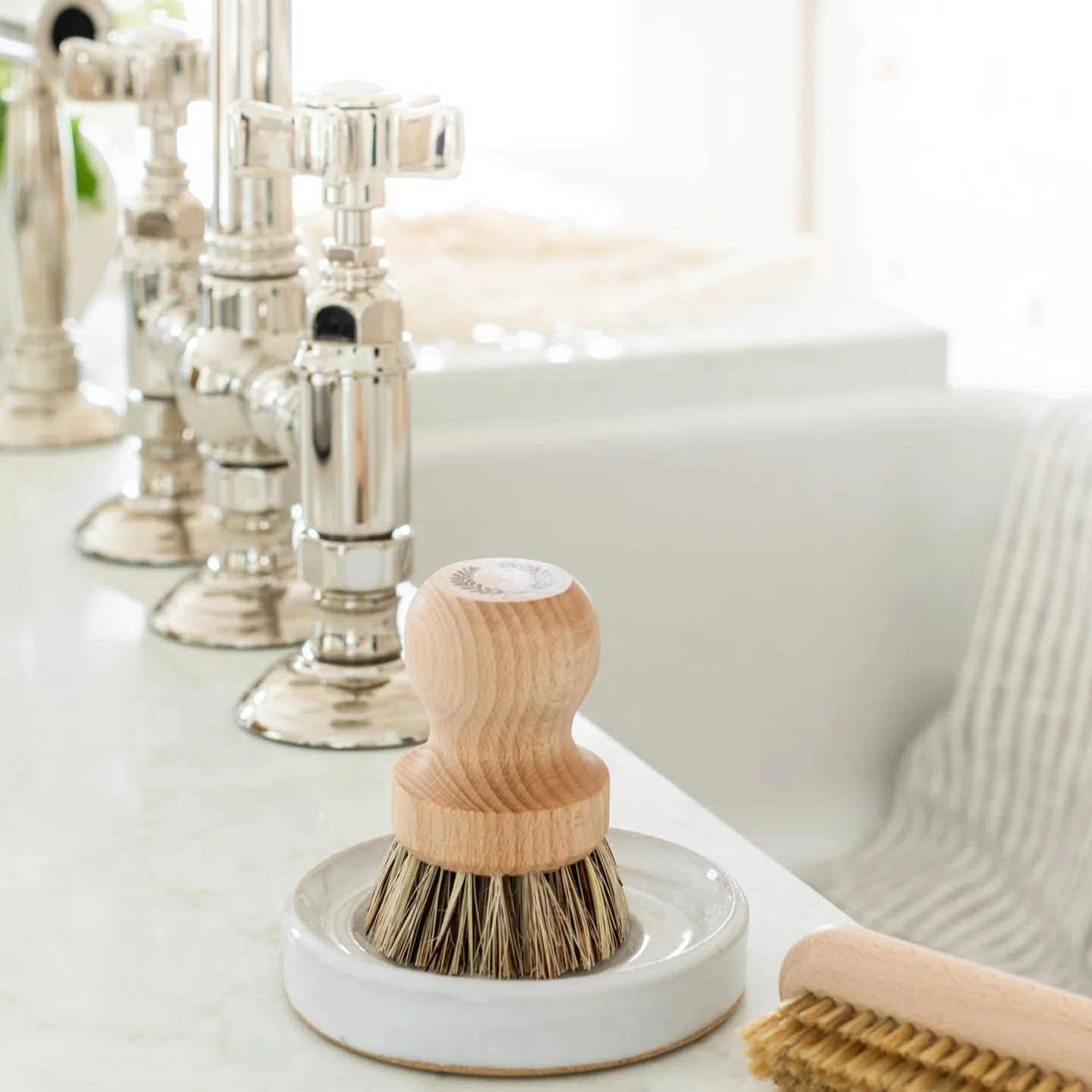 Laurel Pot Brush Set - Image 2